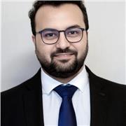 Formateur professionnel donne des sessions d'apprentissage à la programmation